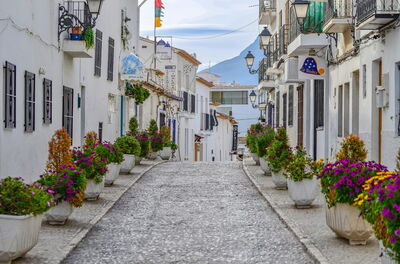 Eine blumige Straße in Altea