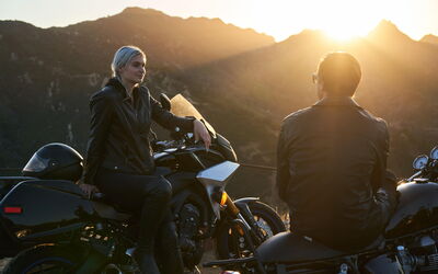 Ein Paar auf ihren Motorrädern