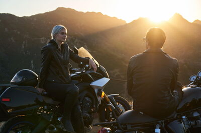 Ein Paar auf ihren Motorrädern