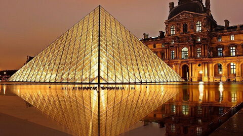 Der Außenbereich des Louvre