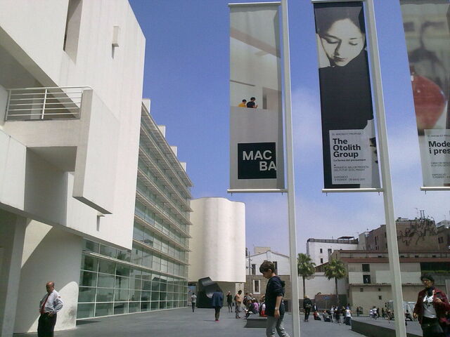 MACBA, Außenbereich