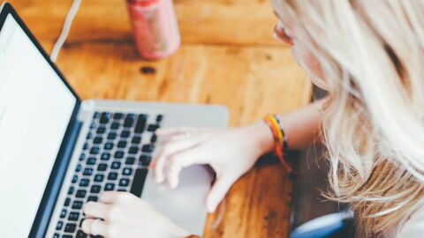 Eine Frau am Computer