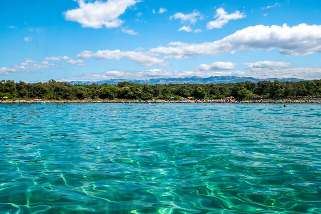 Azurblaues Wasser in Pag