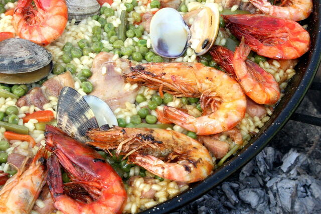 Ein Ausschnitt einer Paella mit Meeresfrüchten