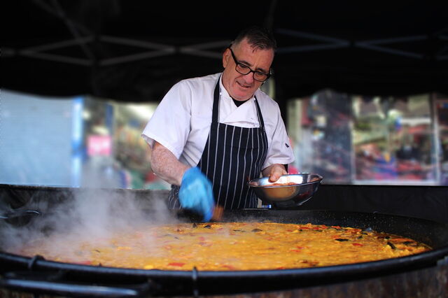 Eine Paella zubereiten