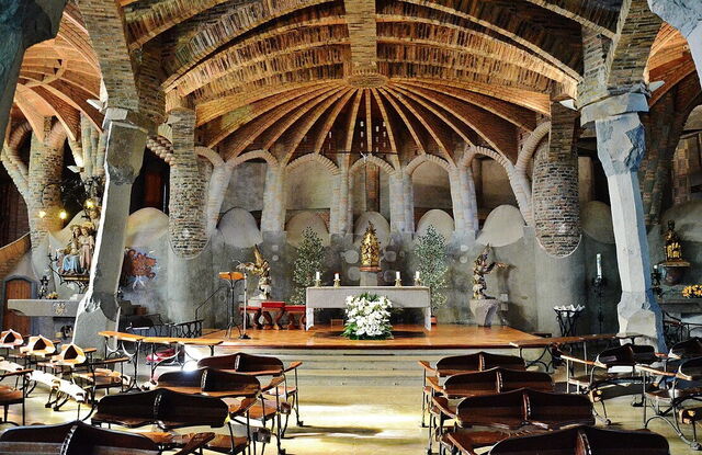 Colònia Güell Kirche, Innenbereich