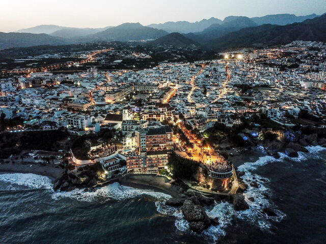Nerja in der Dämmerung