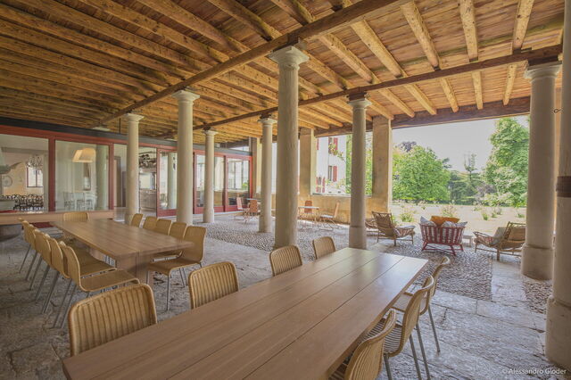 Jasmine Villa, Portikus