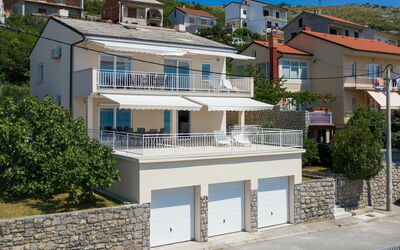 Villa Gustav, Außenbereich