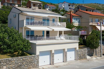 Villa Gustav, Außenbereich