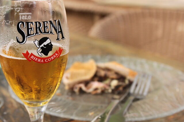 Ein Bier auf Korsika trinken