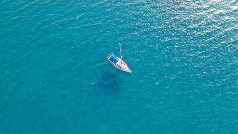 Ein Boot in dem berühmt blauen Meer von Korsika