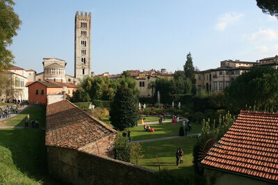 Blick von den Stadtmauern von Lucca