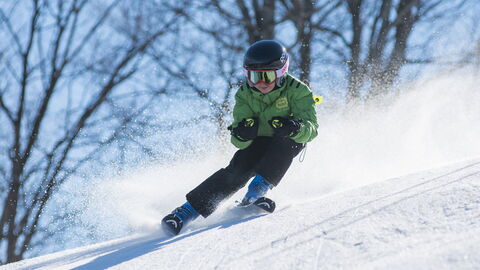 Ein Junge fährt Ski