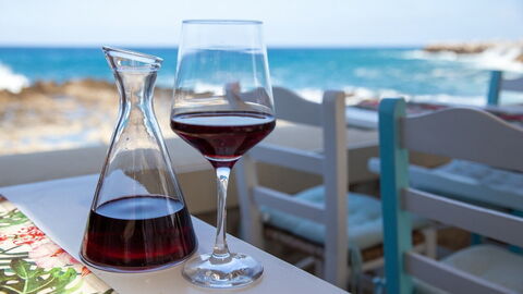 Ein Glas Wein auf Kreta genießen