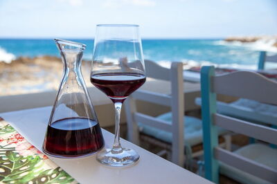 Ein Glas Wein auf Kreta genießen