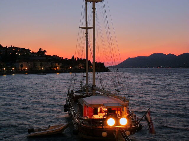 Korčula, Hafen am Abend