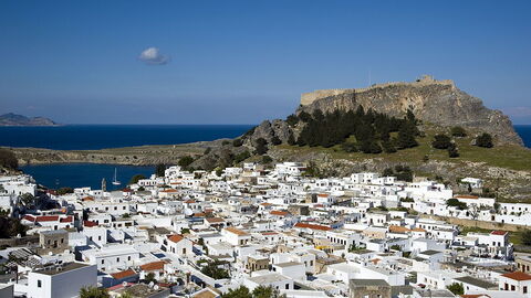 Die Ortschaft Lindos mit ihrer Akropolis im Hintergrund