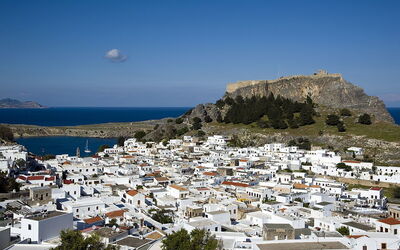 Die Ortschaft Lindos mit ihrer Akropolis im Hintergrund
