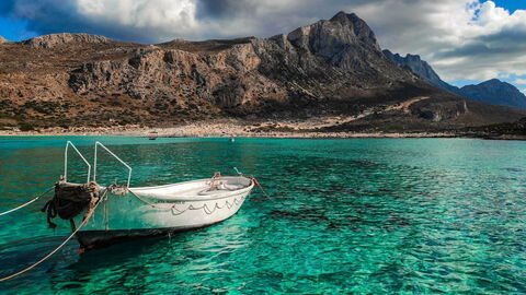Ein Boot im Wasser auf Kreta