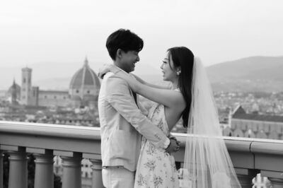 Ein Paar schießt Hochzeitsfotos in Florenz