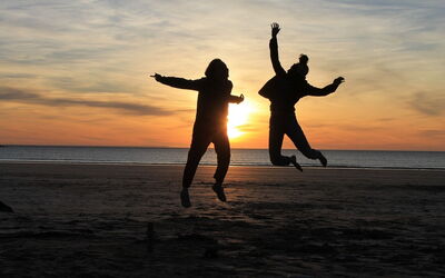 Einen Strand in der Bretagne bei Sonnenuntergang genießen