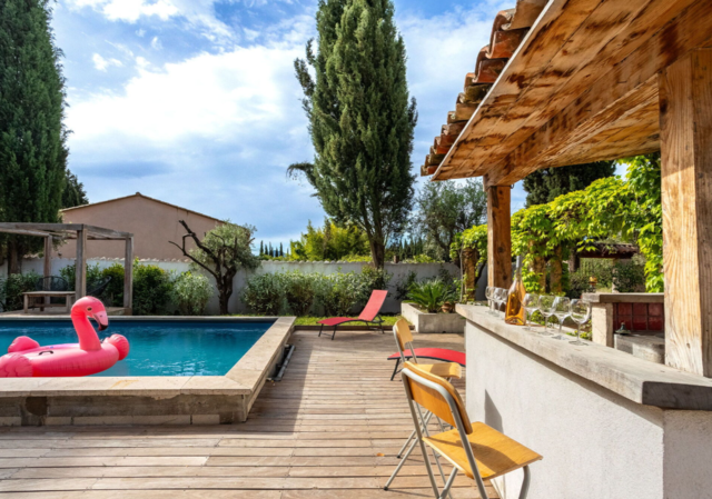 Les Pivoines, Poolbar