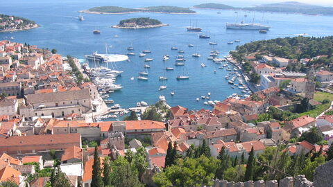 Hvar Hafen mit Blick auf die Inseln