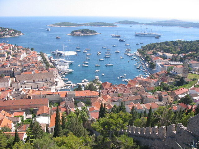 Hvar Hafen mit Blick auf die Inseln