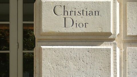 Markenname auf der Fassade des Dior Ladens