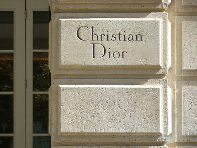 Markenname auf der Fassade des Dior Ladens