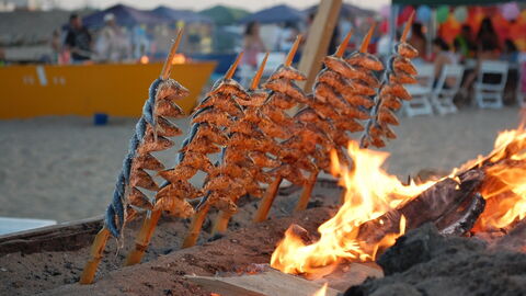 Fisch am Strand grillen