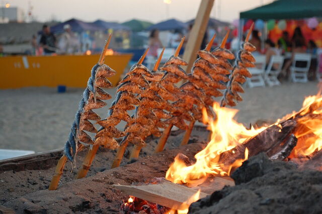 Fisch am Strand grillen