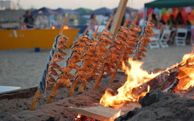 Fisch am Strand grillen