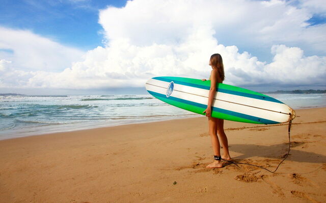 Frau mit einem Surfboard