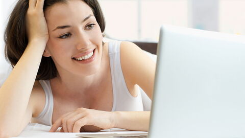 Eine Frau an einem Computer