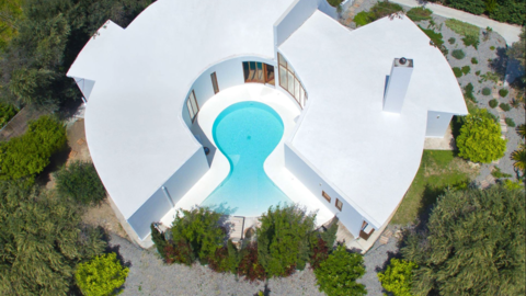 Luftblick auf die Villa Ixia