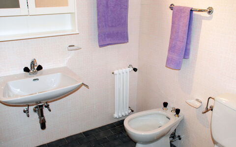 App. Paradiso: Zapfhahn, Armatur, Sinken, Bad Sink, Eigentum, Fotografieren, Lila, Weiss, Badezimmer, Toilleten Sitz