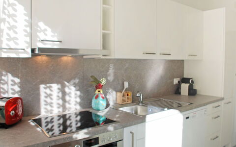 App. Paradiso: Countertop, Cabinetry, Eigentum, Zapfhahn, Herd, Küche, Produkt, Küchengerät, Spüle, Sinken