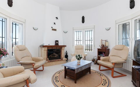 Stella: Möbel, Bilderrahmen, Couch, Fenster, Pflanze, Zimmerpflanze, Stuhl, Tabelle, Interior Design, Wohnzimmer