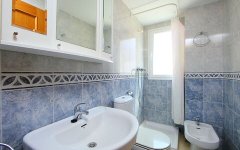 Gemelos: Spiegel, Zapfhahn, Armatur, Bad Sink, Sinken, Eigentum, Lila, Badezimmer, Interior Design, Gebäude