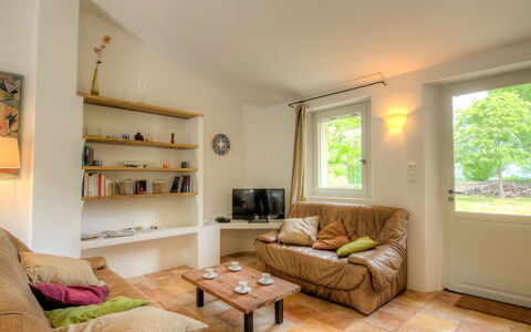 Gite Curel: Braun, Eigentum, Couch, Möbel, Pflanze, Holz, Bilderrahmen, Interior Design, Wohnzimmer, Fenster