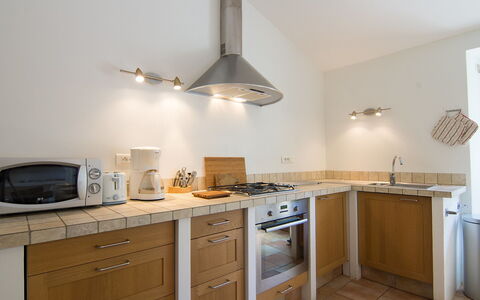 Gite Curel: Cabinetry, Countertop, Eigentum, Küchengerät, Herd, Gebäude, Schublade, Holz, Küche, Beleuchtung