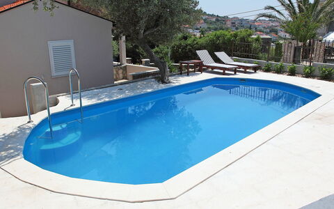 Vinka: Wasser, Eigentum, Schwimmbad, Gebäude, Azurblau, Pflanze, Schatten, Rechteck, Baum, Gartenmöbel
