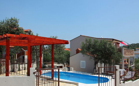 Vinka: Himmel, Wasser, Schwimmbad, Gebäude, Schatten, Baum, Tür, Pflanze, Fenster, Haus