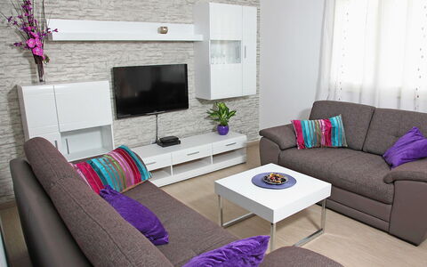 Vinka: Möbel, Couch, Eigentum, Lila, Pflanze, Tabelle, Komfort, Studio Couch, Zimmerpflanze, Wohnzimmer