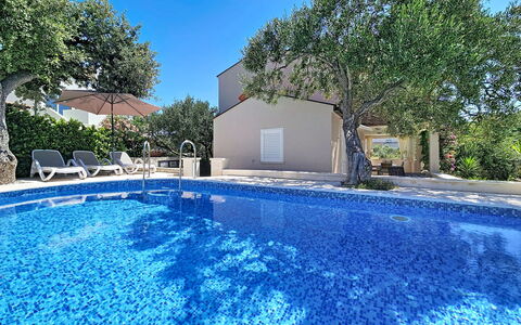 Vinka: Blau, Schwimmbad, Gartenmöbel, Resort, Schatten, Estate, Freizeit, Landscaping, Stuhl, Hotel