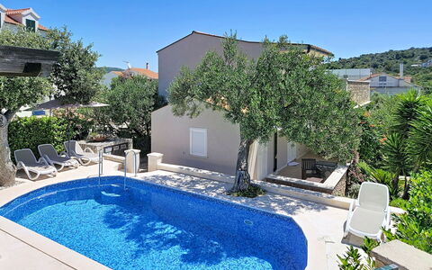 Vinka: Schwimmbad, Wohngebiet, Resort, Gartenmöbel, Zuhause, Verbundwerkstoff, Estate, Eco Hotel, Schatten, Villa