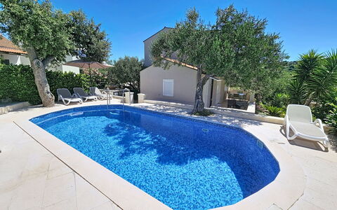 Vinka: Blau, Schwimmbad, Verbundwerkstoff, Beton, Schatten, Resort, Landscaping, Water Feature, Villa, Hinterhof