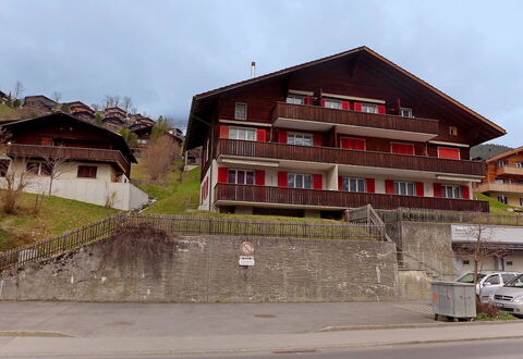 Chalet Beausite: Himmel, Gebäude, Eigentum, Fenster, Pflanze, Haus, Grundstueck, Urban Design, Auto, Asphalt